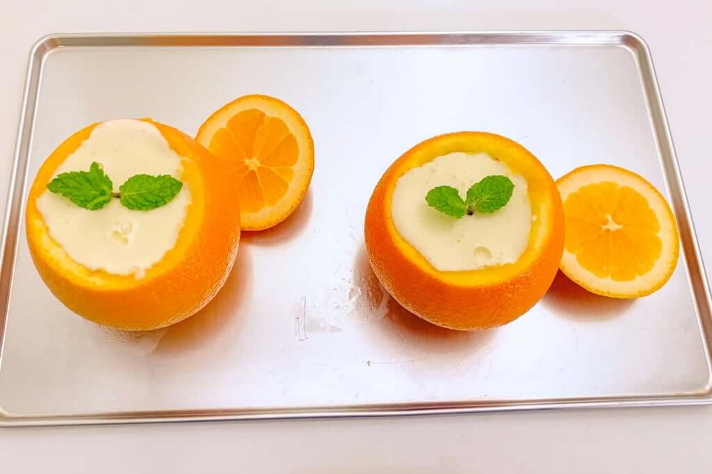 丸ごとオレンジのレアチーズケーキ_ミントを飾る