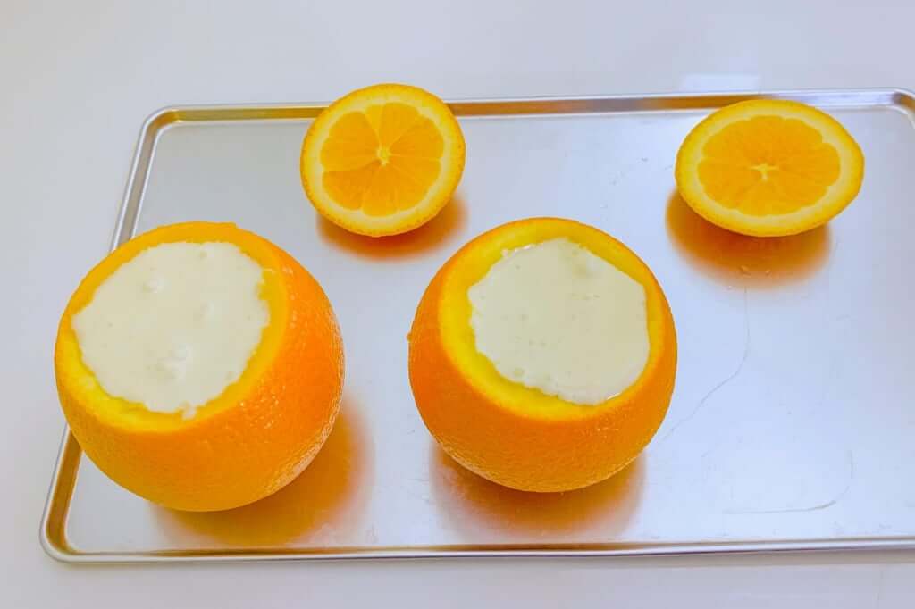 丸ごとオレンジのレアチーズケーキ_生ク丸ごとオレンジのレアチーズケーキ_器に流し入れる