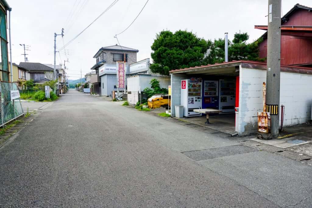 西方向_横田自販機コーナー