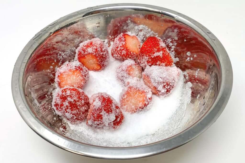 砂糖を混ぜる_韓国のイチゴミルク_センタルギウユ_2020-04-27