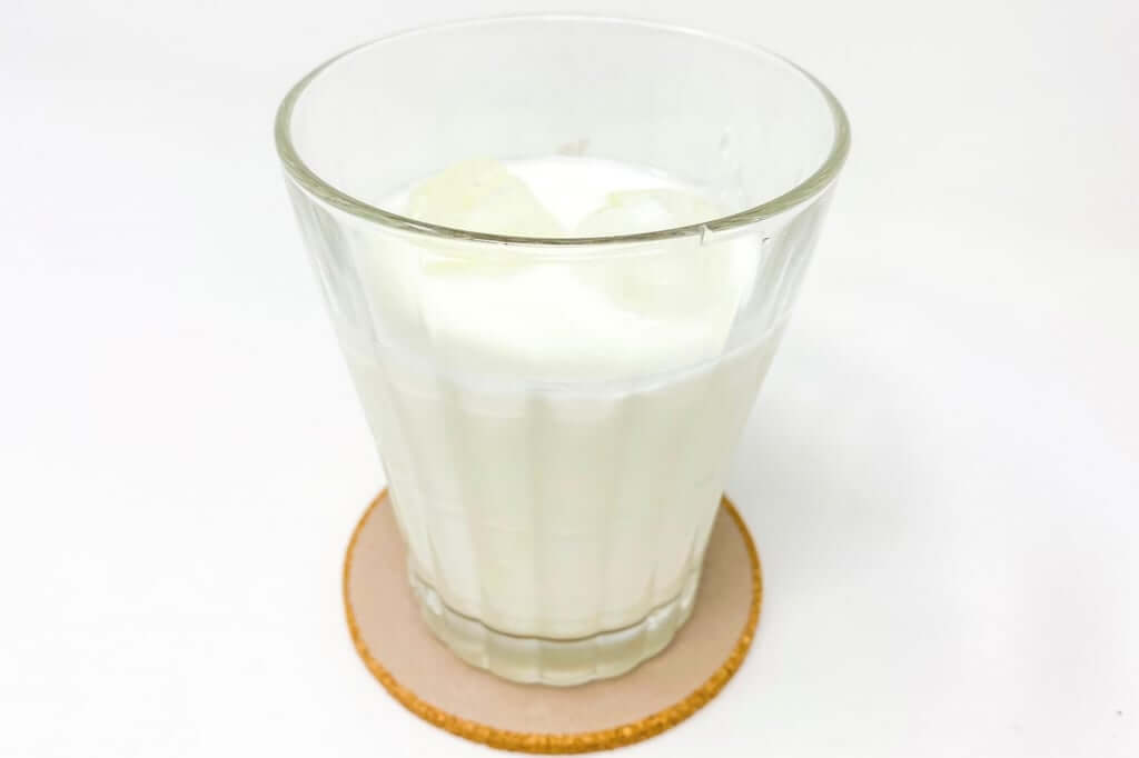 牛乳と氷をグラスに入れる_ダルゴナココア_2020-05-06
