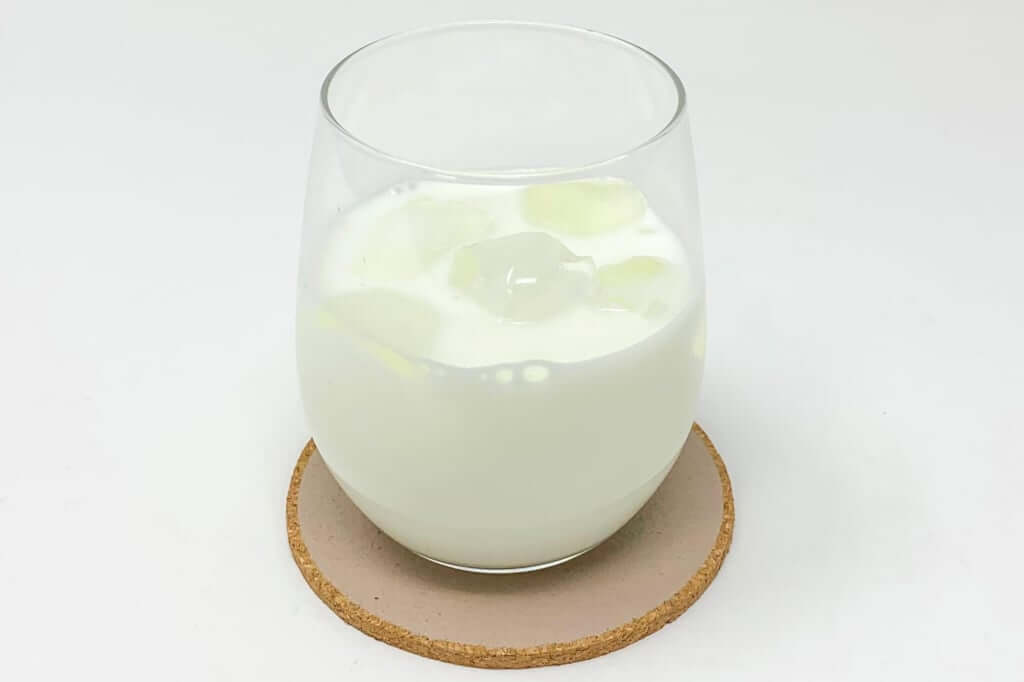 牛乳を注ぐ_ダルゴナミルクティ_2020-05-11