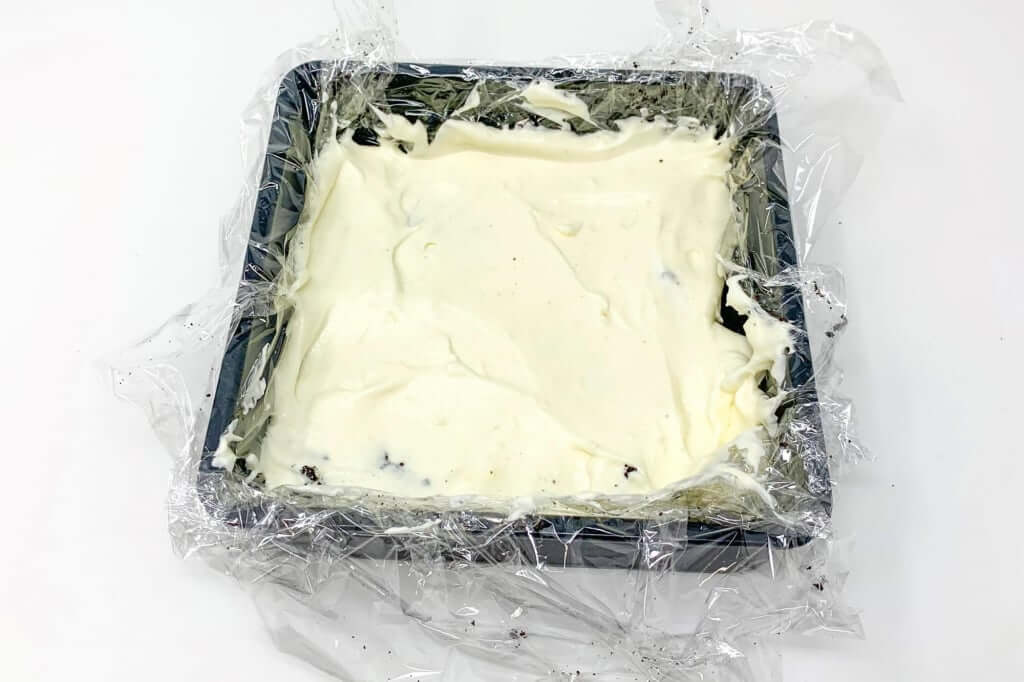 型にチーズクリームを敷く_オレオチーズケーキ_2020-05-03