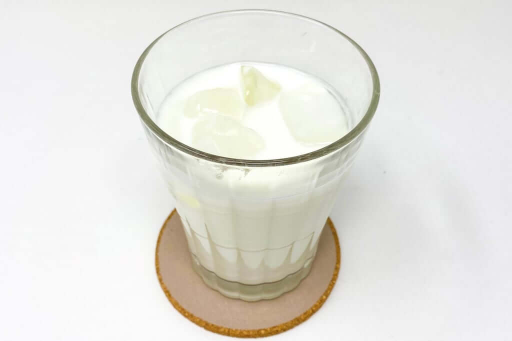 牛乳と氷をグラスに入れる_ダルゴナ抹茶_2020-05-06