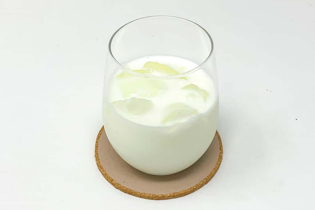 牛乳を注ぐ_ダルゴナイチゴ_2020-05-11