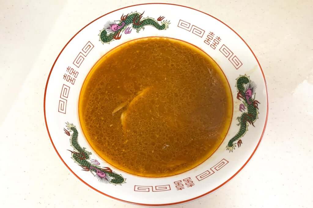 器にスープを入れる_麺屋音別邸_炙り濃厚味噌_2020-12-27