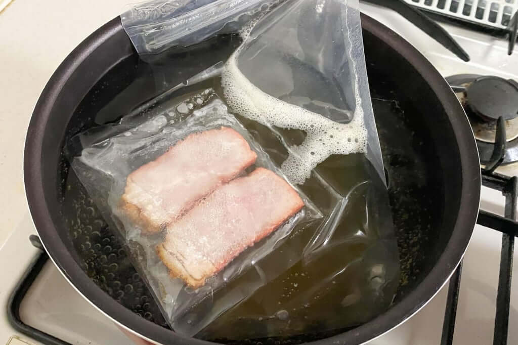 具材を湯煎する_八雲_特製ワンタン麺_白_2020-11-24
