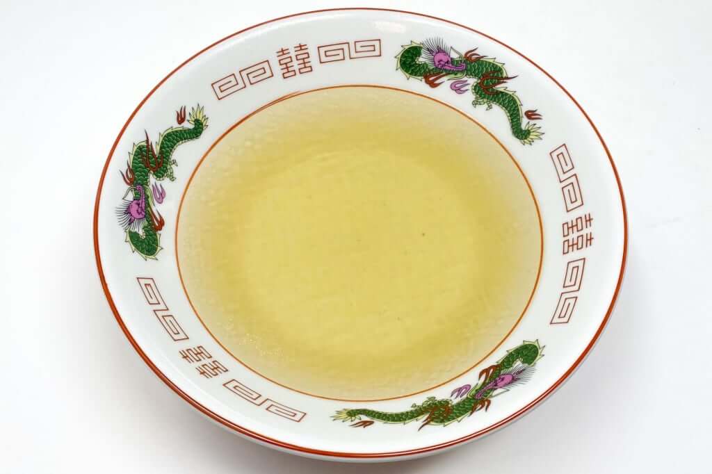器にスープを入れる_会津らぁ麺_うえんで_塩らぁ麺_2021-01-10