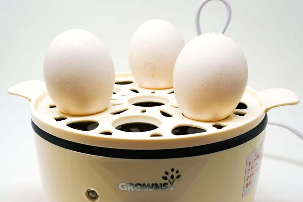 ゆで卵作り_卵をセットする_ゆで卵メーカー_2022-03-19